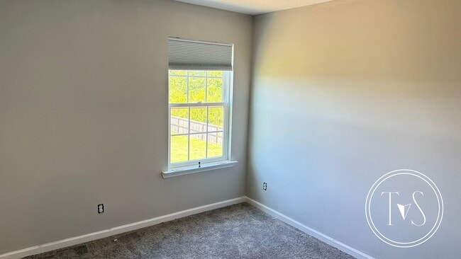 Building Photo - SPRING MOVE-IN SPECIAL and RATE DROP ALERT...