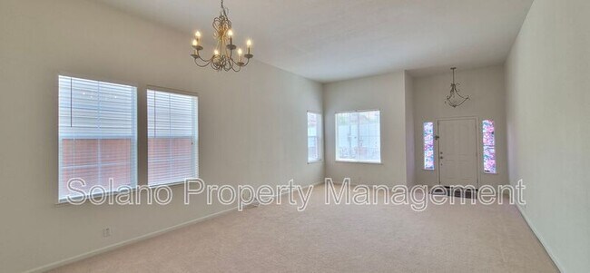 Building Photo - 2080 Mariposa Dr
