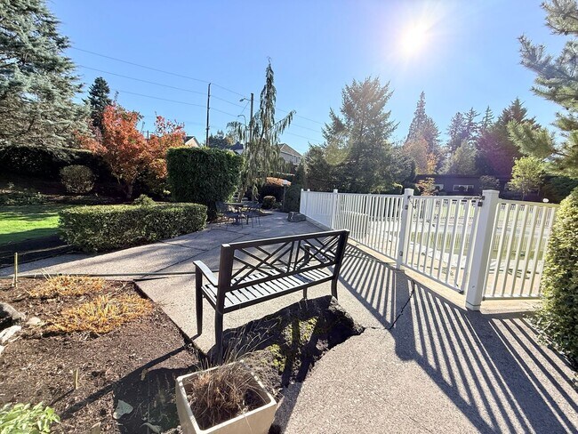 Building Photo - Charming 2 Bedroom Condo in SW Portland!