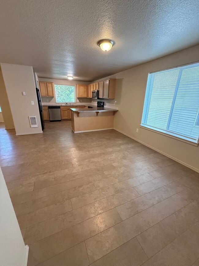 Building Photo - 3 Bedroom/2.5 Bath Home in the Carter Park...
