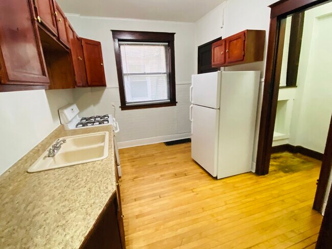 Building Photo - 4040 W Dickens Ave