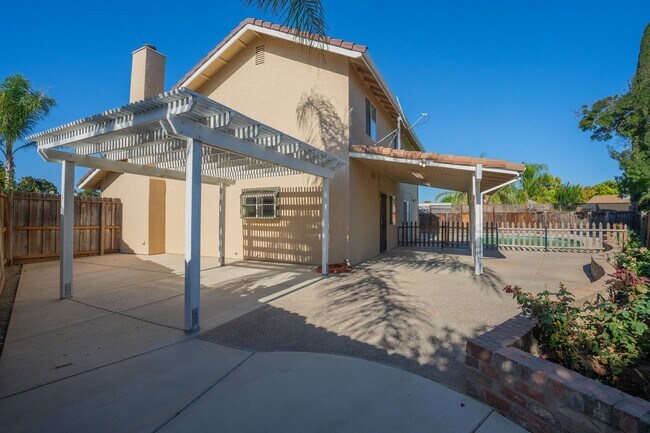 Building Photo - BEAUTIFUL 4 BEDROOM HOME WITH SWIMMING POOL!