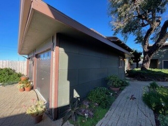 Building Photo - 481 Hillview St