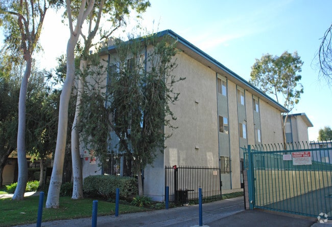 Building Photo - 1541 S St Andrews Pl