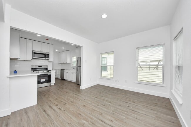 Building Photo - 1203 W 6th St