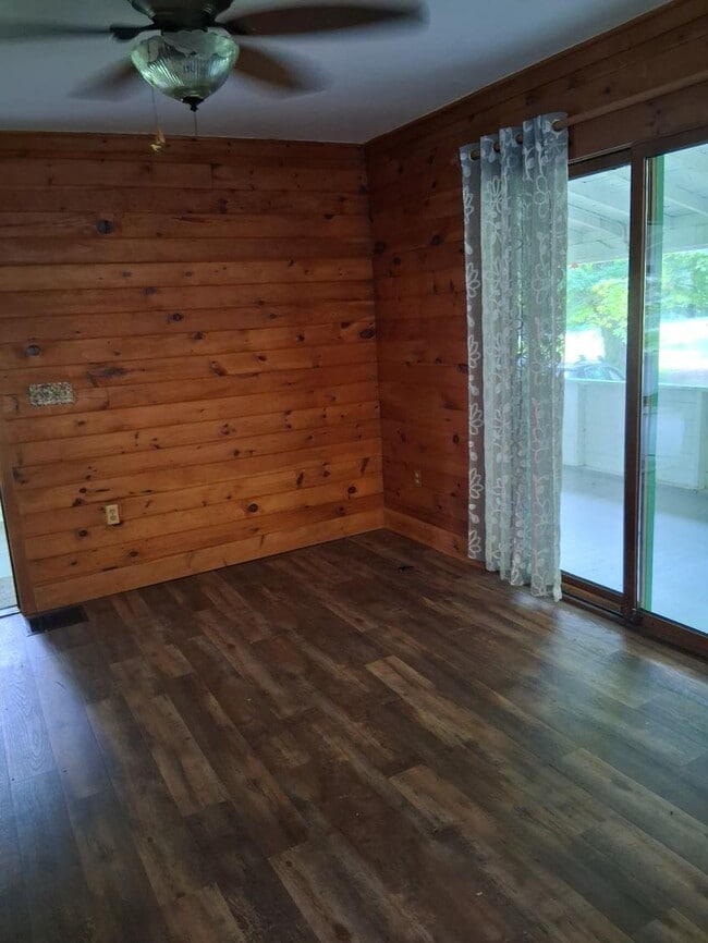 Building Photo - 836 N Chodikee Lake Rd