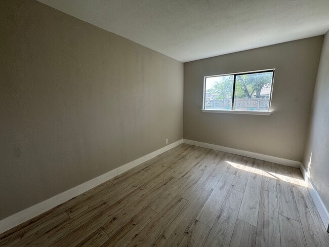 Building Photo - MOVE IN READY 3/2 LOCATED INSIDE 1604/CULE...