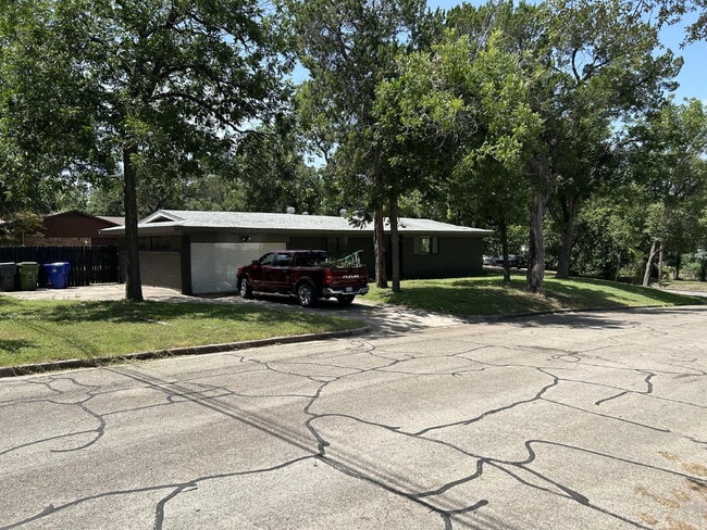 Building Photo - Charming 3-Bedroom Haven with 2 Baths and Spacious 1900 sq ft Layout in Waco!