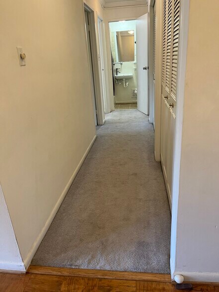 Building Photo - 10201 Grosvenor Pl