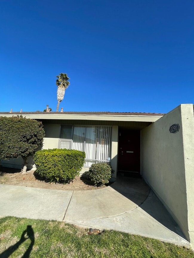 Building Photo - Great location in Camarillo - Las Posas Ga...