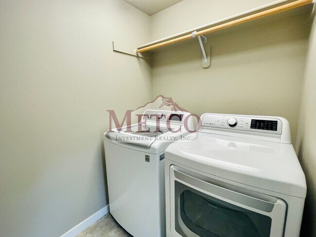 Building Photo - Beautiful Coburg 3 Bed / 2.5 Bath Crafstma...