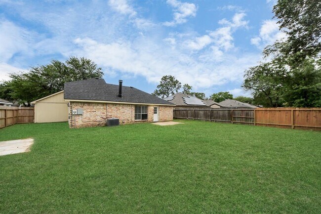 Building Photo - 2614 Village Cir Dr