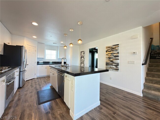 Building Photo - 372 Ambitious St