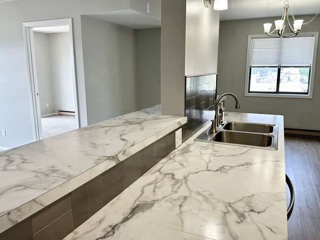 Building Photo - 2 Bedroom Downtown Condo - Available May 1st