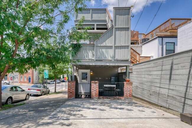 Building Photo - 345 S Clinton St