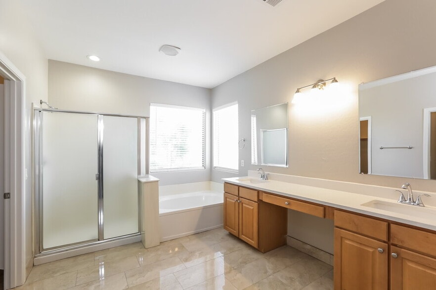 Building Photo - 7504 S 45th Dr