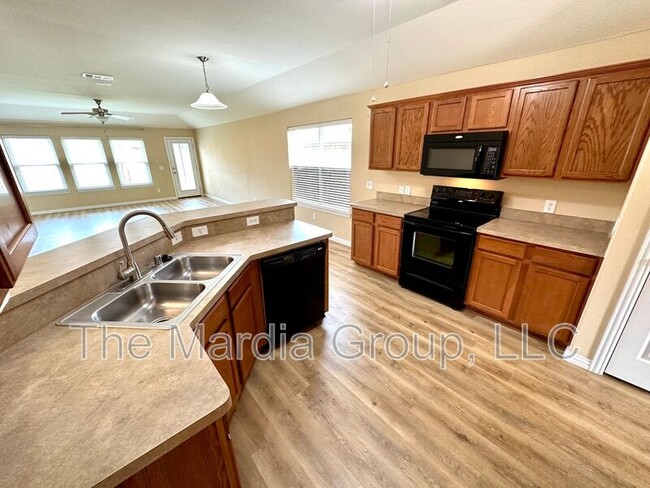 Building Photo - 221 Creekwood Dr