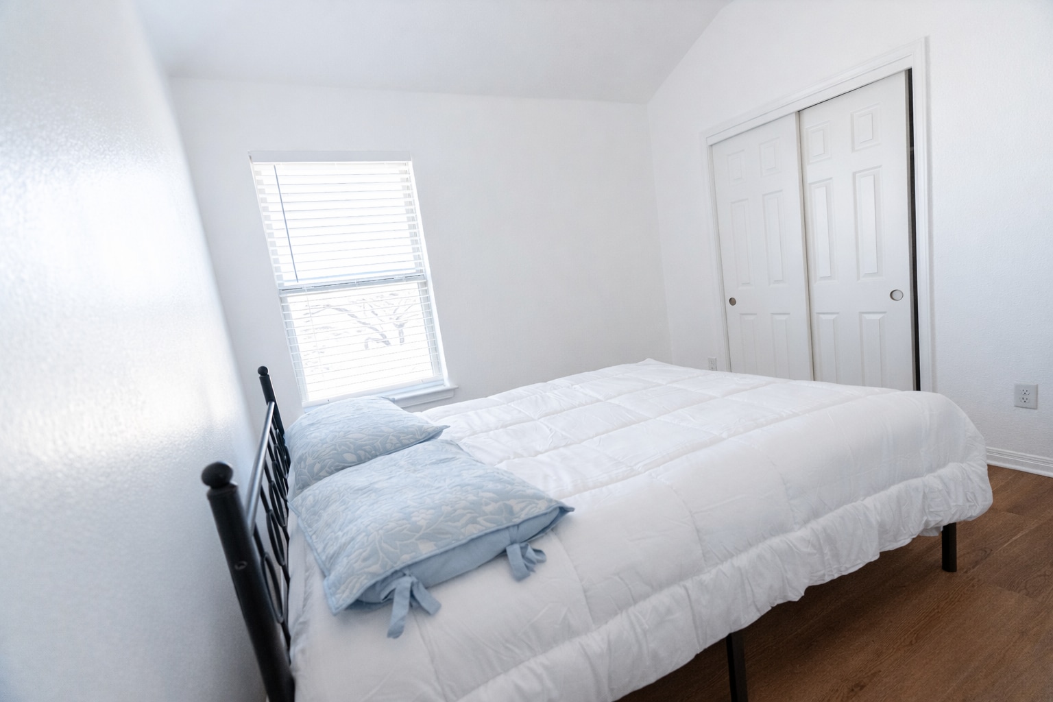 Building Photo - Room in Condo on Red Bud Ridge Ln