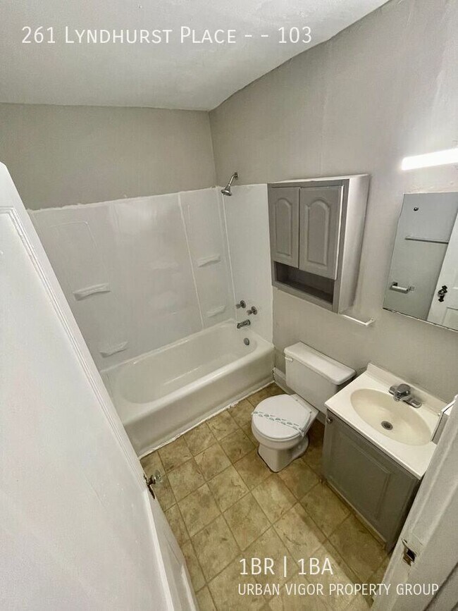 Building Photo - 261 Lyndhurst Pl