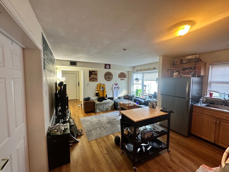 Building Photo - 64 Hillside St