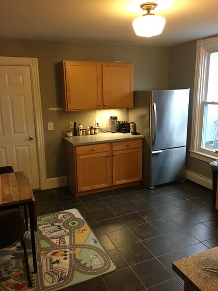 Building Photo - 58 Wilson St