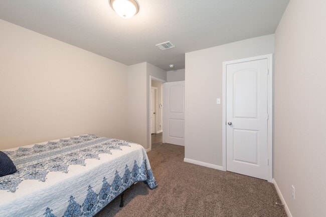 Building Photo - Gorgeous Three Creeks Home