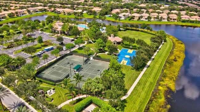 Building Photo - 8891 Starhaven Cove