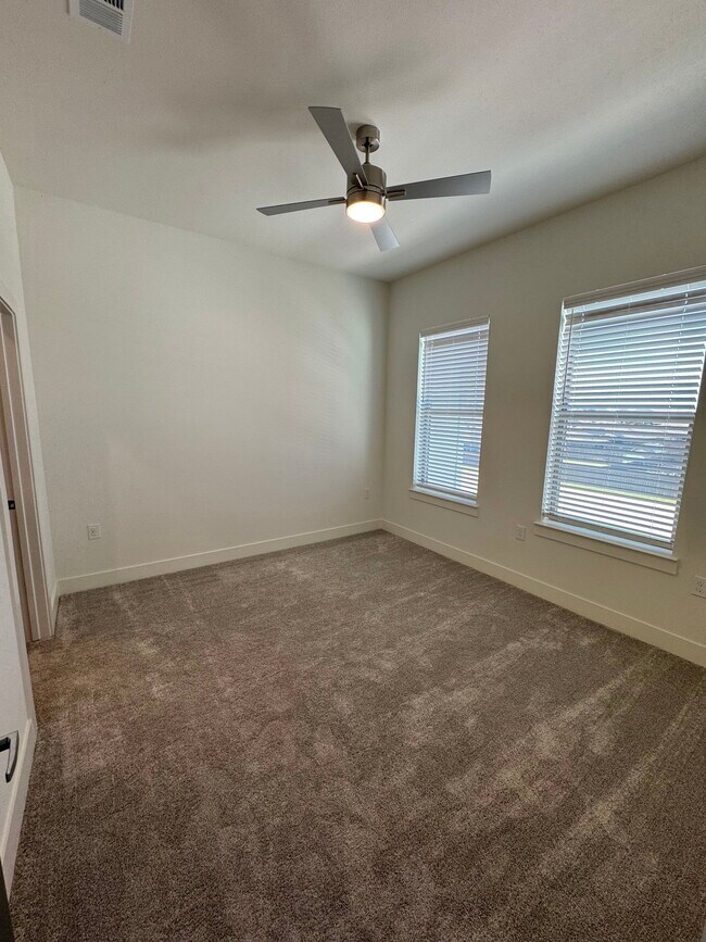 Building Photo - 2911 E Sherman Dr