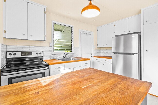 Building Photo - Charming 2/1 Cottage on a Quiet Lane in Ka...