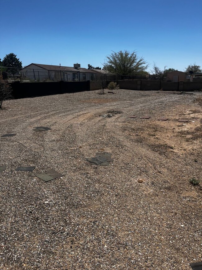 Building Photo - AVAILABLE NOW - 3 Bedroom 2 Bath aprox 140...
