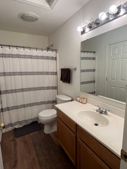 Building Photo - 390 Cherry St