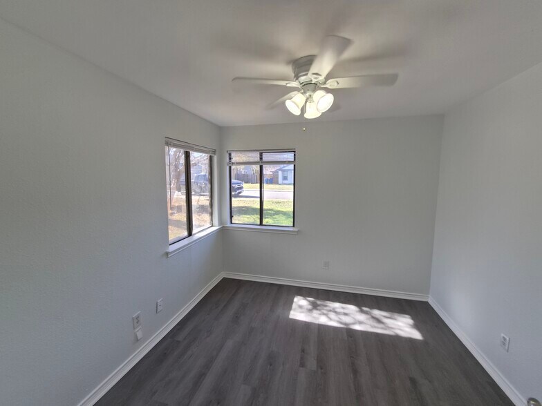 Building Photo - 915 Hyridge St