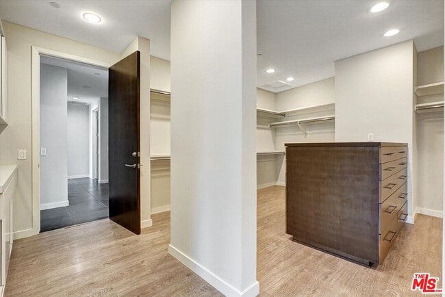 Building Photo - 3850 Rambla Orienta