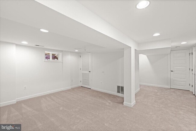 Building Photo - 700 Little St