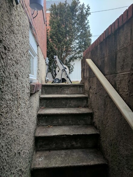 Building Photo - 1219 Brewster st.