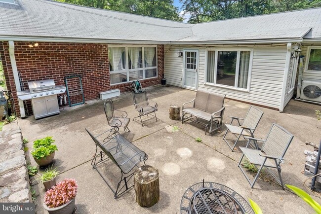 Building Photo - 5135 Summit Dr