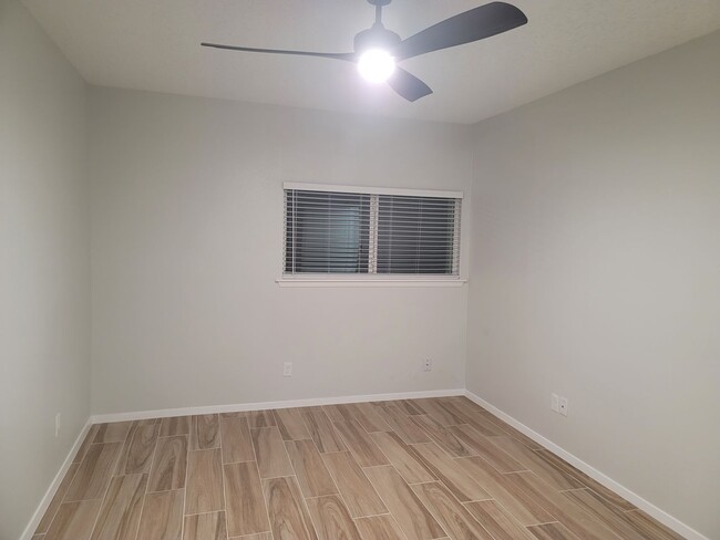 Building Photo - 7093 N Holiday Dr