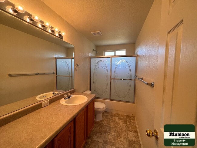 Building Photo - Stunning 3  Bedroom Home with lots of space and a beautiful fenced back yard -