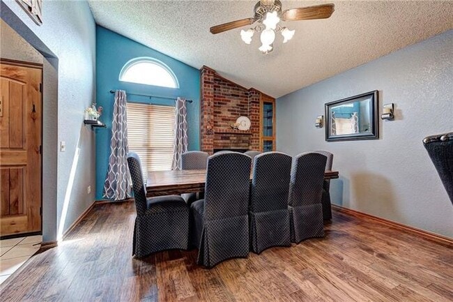 Building Photo - 3 Bed 2.5 Bath 2 Car Garage in Westmoor Ad...