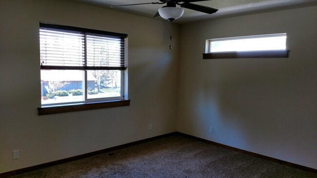Building Photo - Post Fall Duplex with 1 car garage