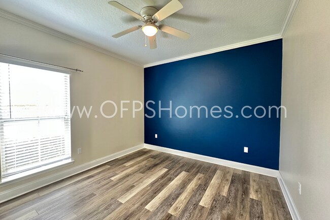 Building Photo - South Crestview 4/3 Available NOW!