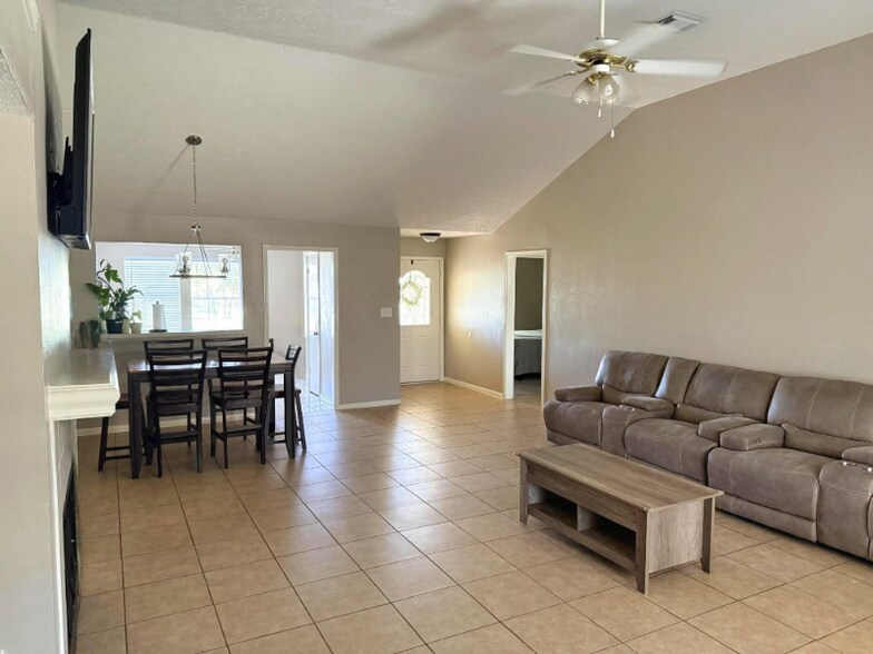 Building Photo - 11127 Fall Breeze Dr