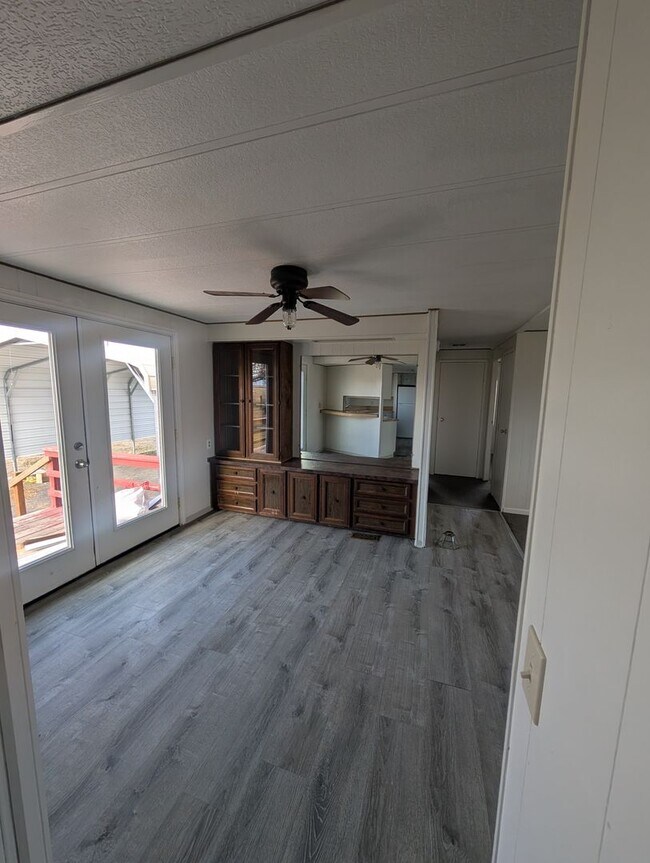 Building Photo - 8216 Homedale Rd