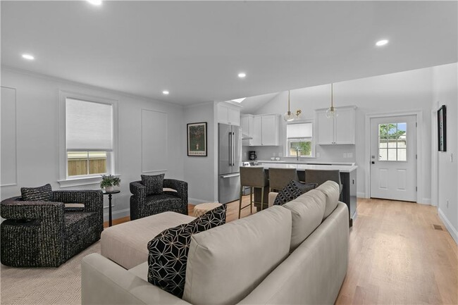 Building Photo - 34 E Bowery St