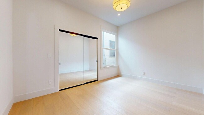 Building Photo - Modern, Convenient, Bright, Renovated 3BR/1BA Top Floor Flat with Dishwasher & In Unit Laundry
