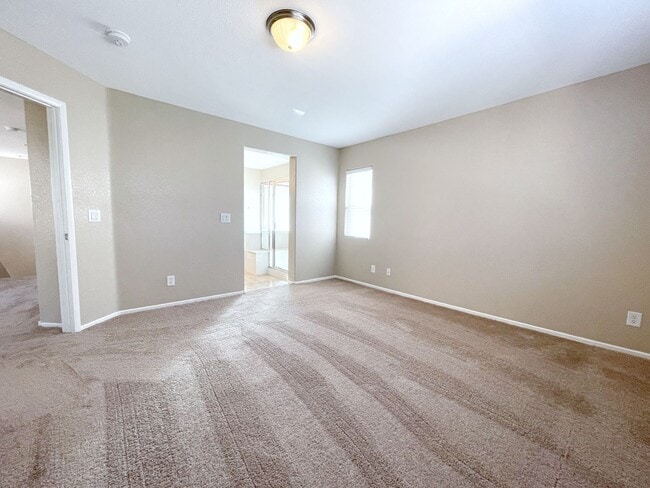 Building Photo - Spacious Living, Granite Counters, Great Location!