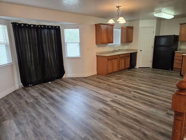 Building Photo - Beautiful 4 Bed, 2.5 Bath Townhome in Prim...