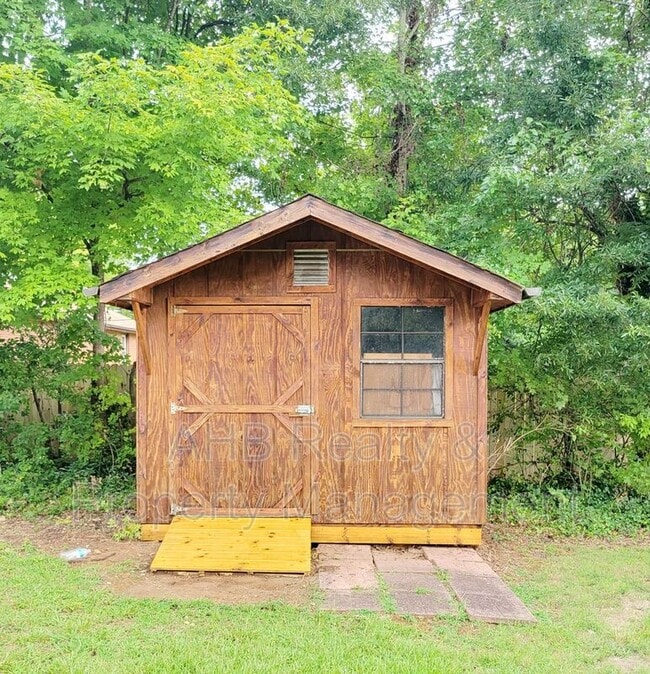 Building Photo - 801 Sycamore Rd