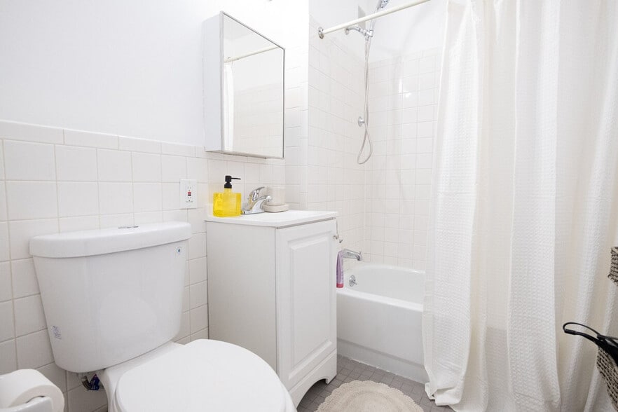 Building Photo - 240 W 112th St