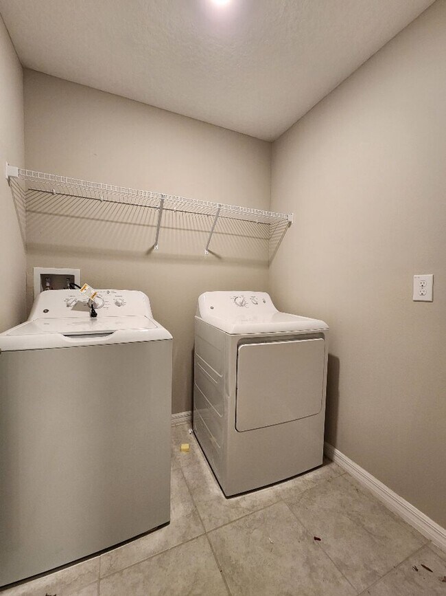 Building Photo - Gorgeous 4-Bedroom, 2.5-Bathroom Home in Riverview